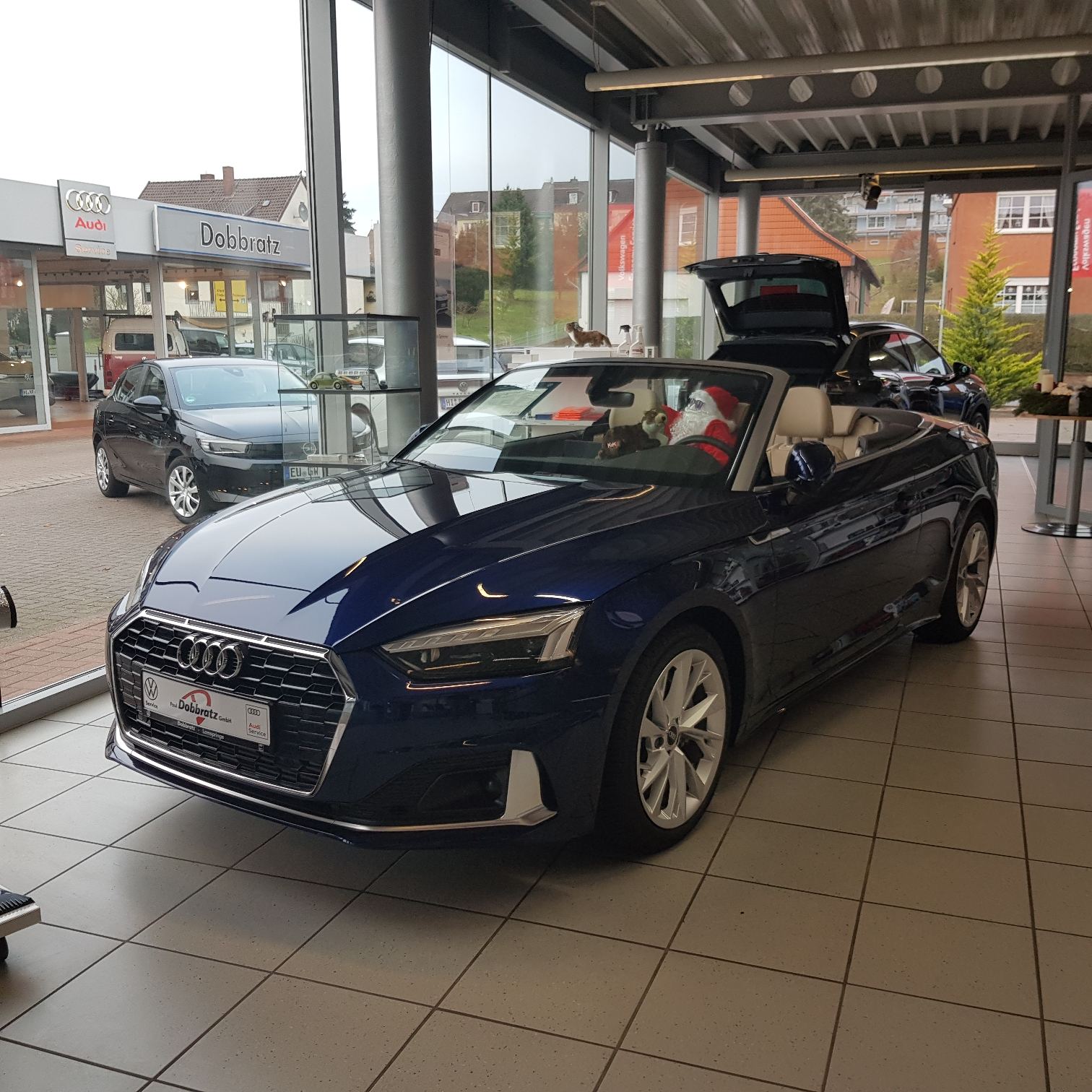 Dunkelblaues Audi A5 Cabriolet im Showroom