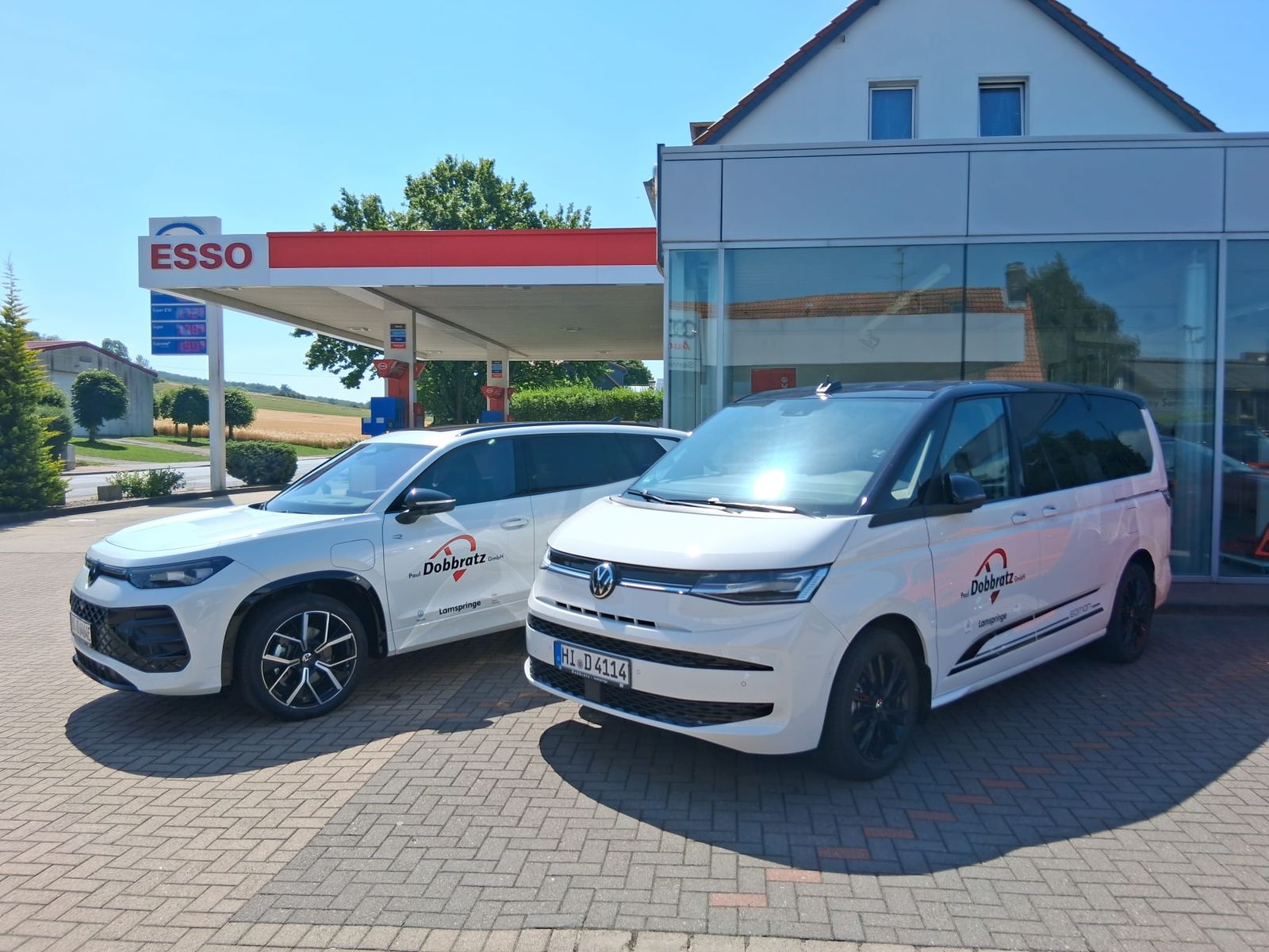 Dobbratz Firmenfahrzeuge vor der ESSO Station