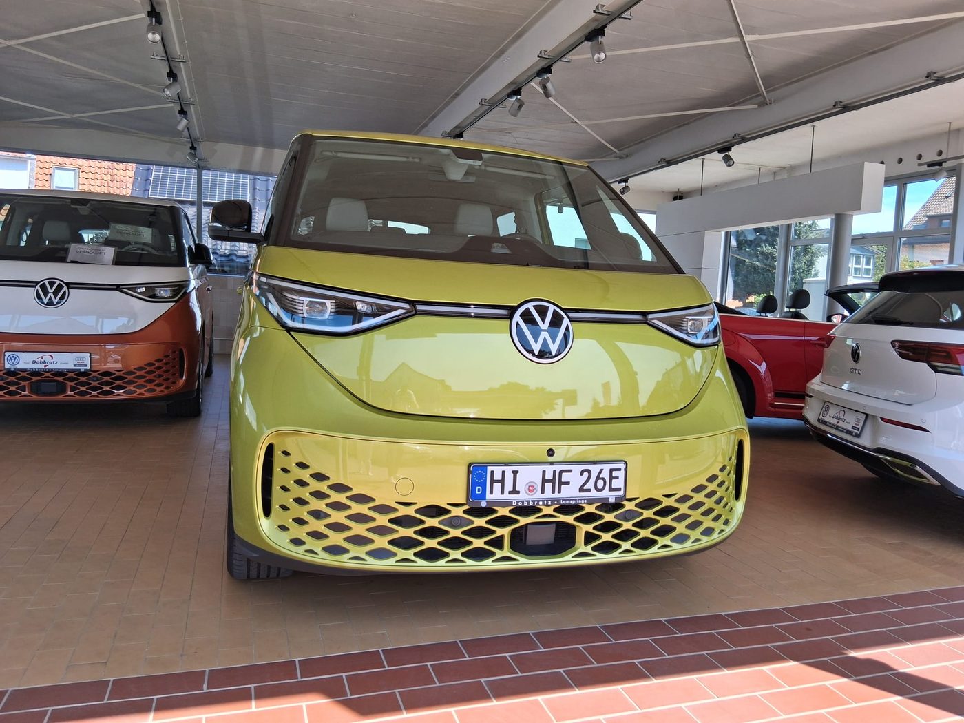 Gelber VW ID. Buzz im Showroom