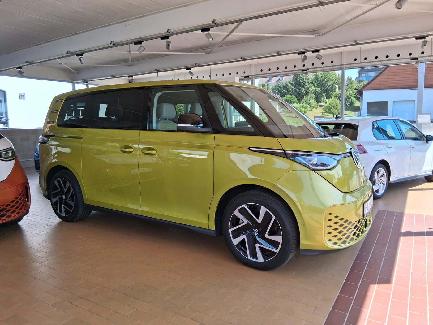 Gelber VW ID. Buzz, Seitenansicht